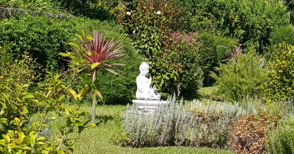 O jardim da Casa Lotus Azul, um caminho até à estátua