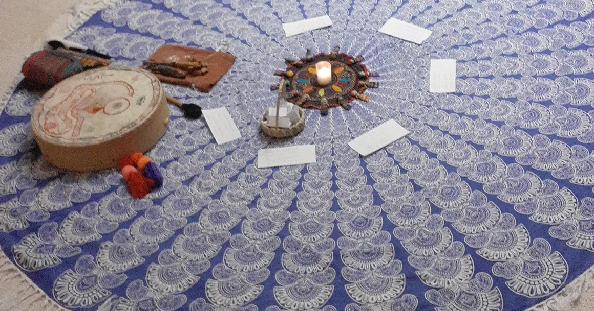 Le cercle de méditation de Casa Lotus Azul, tambour et bougie
