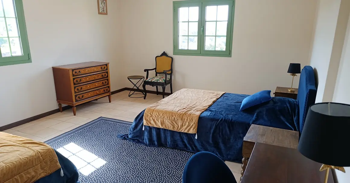A bedroom at Quinta Lotus Azul, two beds and antique furniture