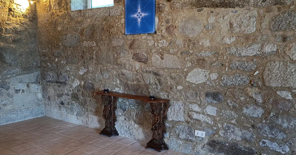 La salle commune de Casa Lotus Azul, murs de granit