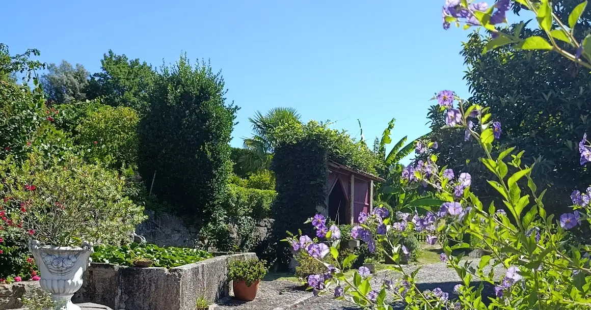 L'allée du jardin de Casa Lotus Azul vers la maison
