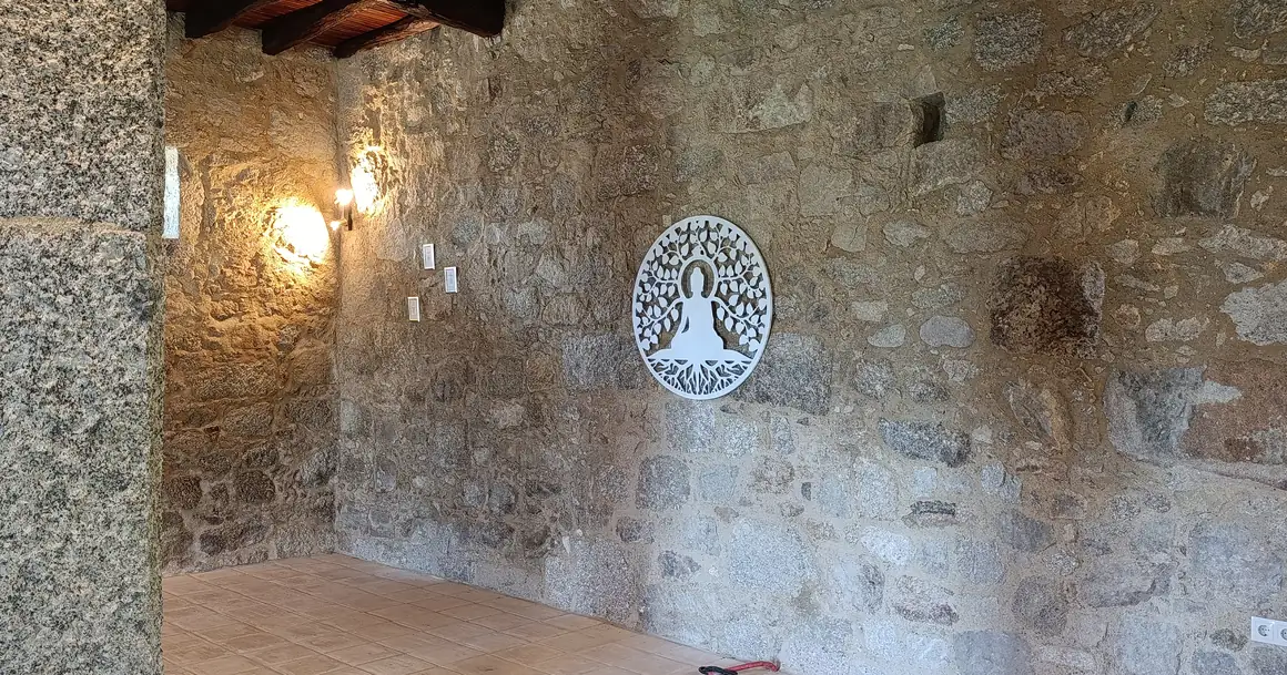 Una sala con muros de granito, en Casa Lotus Azul