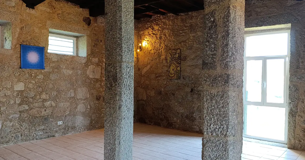 Une salle de Casa Lotus Azul, piliers et murs de granit