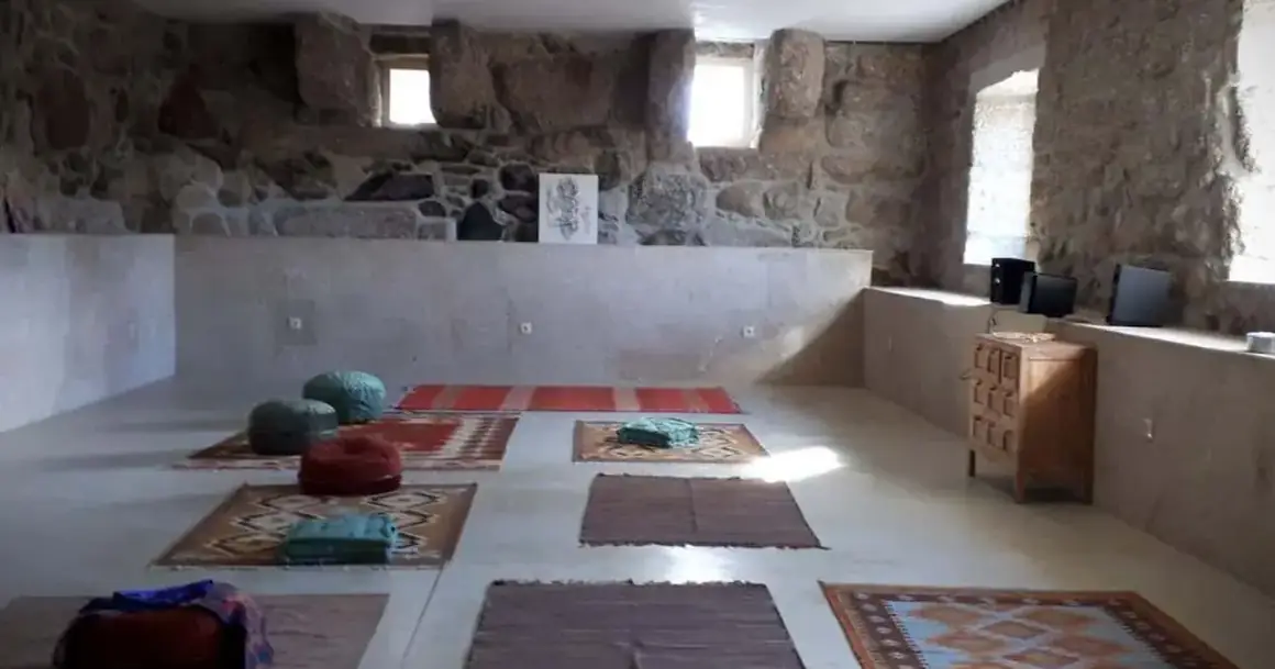 Uma sala de meditação da Casa Lotus Azul, com almofadas e tapetes no chão